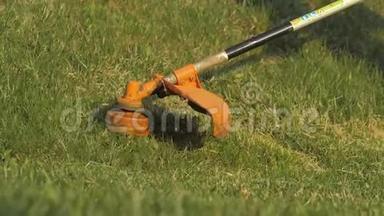 工人用除草机在花园里割草. 慢动作